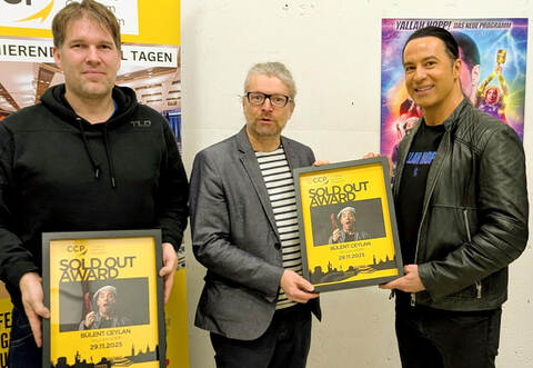 Comedy aus Monnem zündet auch in Pforze: Bülent Ceylan (rechts) freut sich mit Sven Marenholz (links) vom Veranstalter S-Promotion Event und CCP-Vertriebsleiter Daniel Schuch (CCP) über den „Sold-Out-Award“.