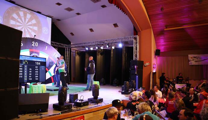 Gespannt schauen nicht nur die Zuschauer des Livestreams zu - sondern auch das Publikum.