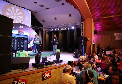 Gespannt schauen nicht nur die Zuschauer des Livestreams zu - sondern auch das Publikum.