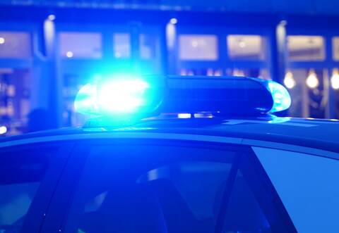 Ein Streifenwagen der Polizei mit eingeschaltetem Blaulicht