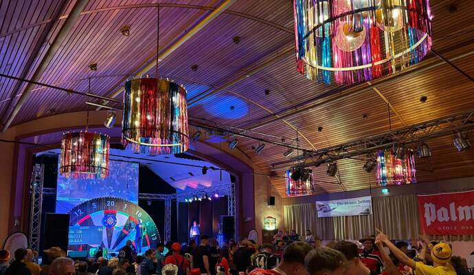 In Kieselbronn hat das Darts-Event am Wochenende wieder zig Fans angezogen.