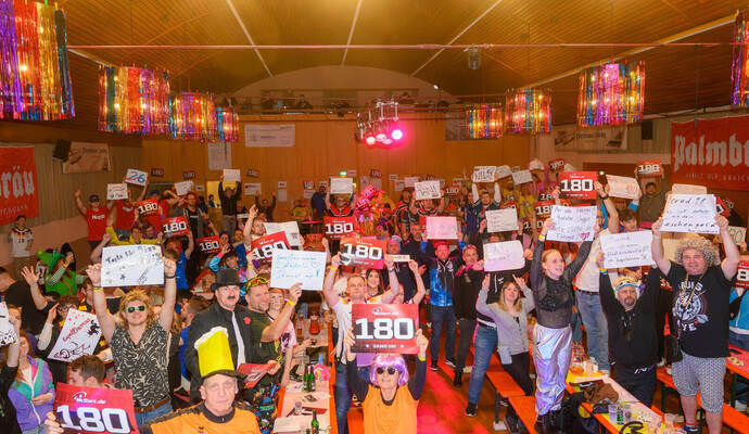Volles Haus und gute Stimmung in der Kieselbronner „Ally Pally“. In der Turn- und Festhalle geht es rund. Auch die Gäste geben alles.