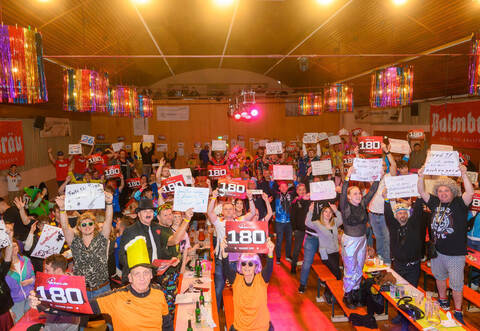 Volles Haus und gute Stimmung in der Kieselbronner „Ally Pally“. In der Turn- und Festhalle geht es rund. Auch die Gäste geben alles.