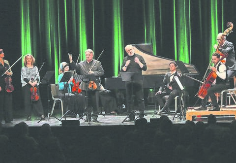 Inmitten des von Martin Walch geleiteten Wiener Merlin Ensembles wartete der Astrophysiker und Fernsehmoderator Harald Lesch (Mitte) in der Remchinger Kulturhalle mit so manchen unbequemen Fakten auf.