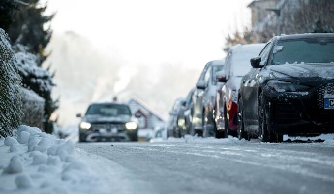 Auf Schnee folgt Eis - Gefahr auf glatten Straßen