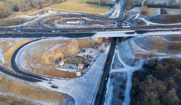 Die Auffahrten zur neuen A8-Brücke über die Nieferner B10 Richtung Stuttgart verlaufen über bereits asphaltierte Extraspuren neben der Bundesstraße.