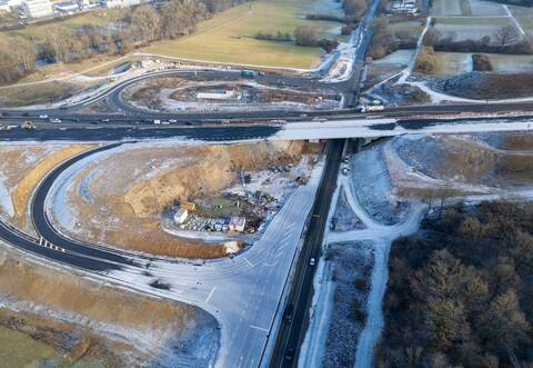 Die Auffahrten zur neuen A8-Brücke über die Nieferner B10 Richtung Stuttgart verlaufen über bereits asphaltierte Extraspuren neben der Bundesstraße.