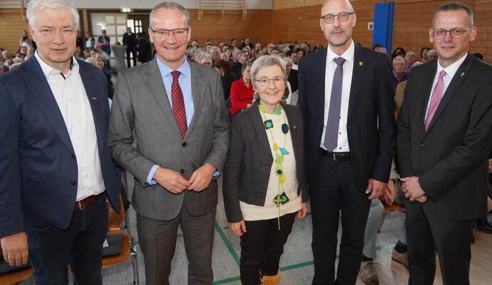 Bürgermeister Norman Tank (Zweiter von rechts) begrüßt beim Neujahrsempfang den Knittlinger Bürgermeister-Stellvertreter Martin Reinhardt, Staatsminister Gunther Krichbaum (CDU), Landtagsabgeordnete Stefanie Seemann (Grüne) und den Mühlacker OB Stephan Retter (von links).