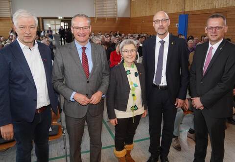 Bürgermeister Norman Tank (Zweiter von rechts) begrüßt beim Neujahrsempfang den Knittlinger Bürgermeister-Stellvertreter Martin Reinhardt, Staatsminister Gunther Krichbaum (CDU), Landtagsabgeordnete Stefanie Seemann (Grüne) und den Mühlacker OB Stephan Retter (von links).