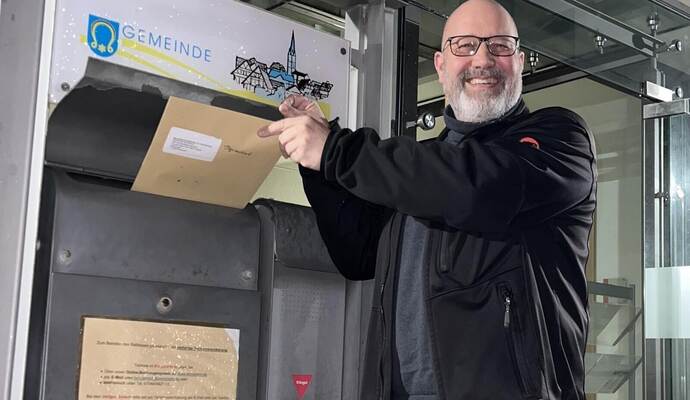 Der amtierende Bürgermeister Mario Weisbrich, hier beim frühestmöglichen Einwurf der Wahlunterlagen am 10. Januar kurz nach Mitternacht.