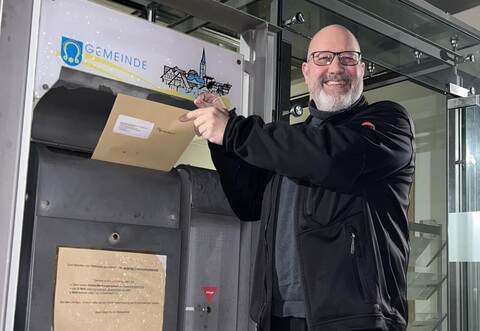 Der amtierende Bürgermeister Mario Weisbrich, hier beim frühestmöglichen Einwurf der Wahlunterlagen am 10. Januar kurz nach Mitternacht.