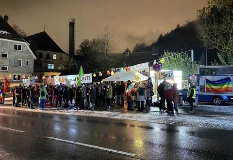 Die Gegendemonstranten bauen ihre Mahnwache gegenüber des Hirsauer Klosters auf.