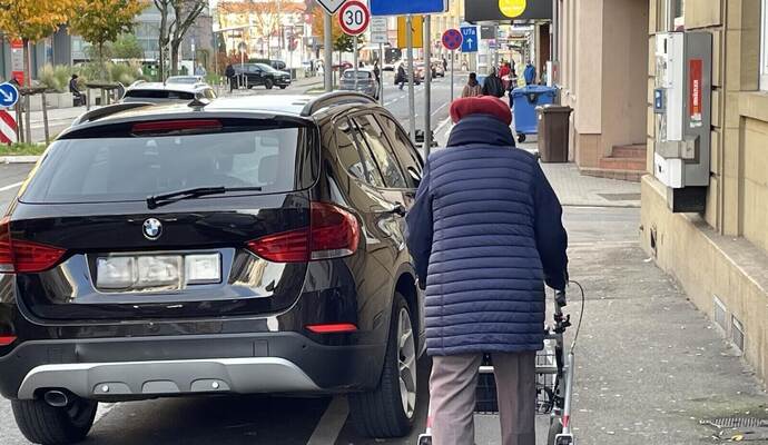 An der Hohenzollernstraße parkt dieses Fahrzeug zwar auch nicht ganz vorschriftsmäßig, aber die Seniorin hat noch genügend Platz, um daran mit ihrem Rollator vorbei zu kommen.