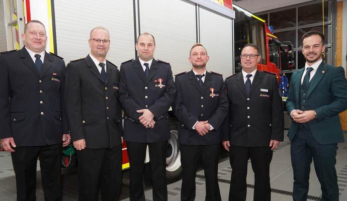 Kommandant Daniel Dunkel und Kreisbrandmeister Carsten Sorg gratulieren den Geehrten Jan Haas und Markus Haußer ebenso wie Joachim Straub vom Feuerwehr-Verband und Bürgermeister Sascha-Felipe Hottinger (von links).