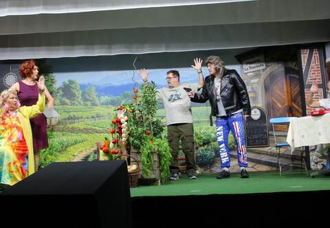 Bei der Aufführung der Remchinger Ranntalbühn stehen sich Tomatenflüsterer und rackernde Gemüsebauern gegenüber: Dorothea Weberpold, Ute Melcher, Bernd Farr, Marc Vollmar, Monika Fein und Monika Faas (von links).