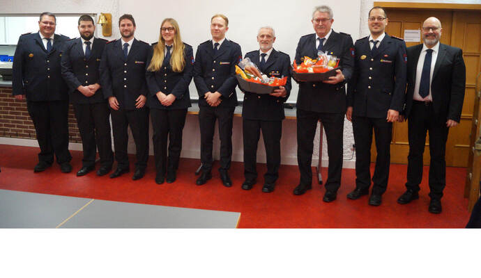 Bei der Hauptversammlung: Mitglieder der Feuerwehr Wimsheim mit den Geehrten – die Löschmeister Norman Jentner und Wolfgang Winkler (mit Präsentkorb) –, Kommandanten Markus Geiger und Bürgermeister Mario Weisbrich (rechts).