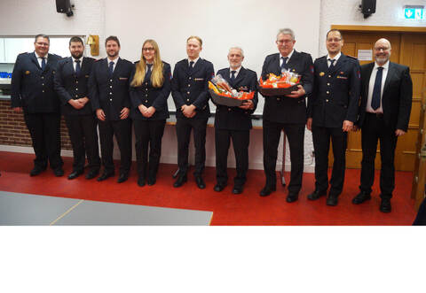 Bei der Hauptversammlung: Mitglieder der Feuerwehr Wimsheim mit den Geehrten – die Löschmeister Norman Jentner und Wolfgang Winkler (mit Präsentkorb) –, Kommandanten Markus Geiger und Bürgermeister Mario Weisbrich (rechts).