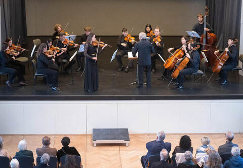 Die süddeutsche kammersinfonie unter Peter Wallinger gestaltete das Neujahrskonzert im Uhlandbau mit klanglicher Transparenz, Agilität und feinem Gespür für kammermusikalische Balance.