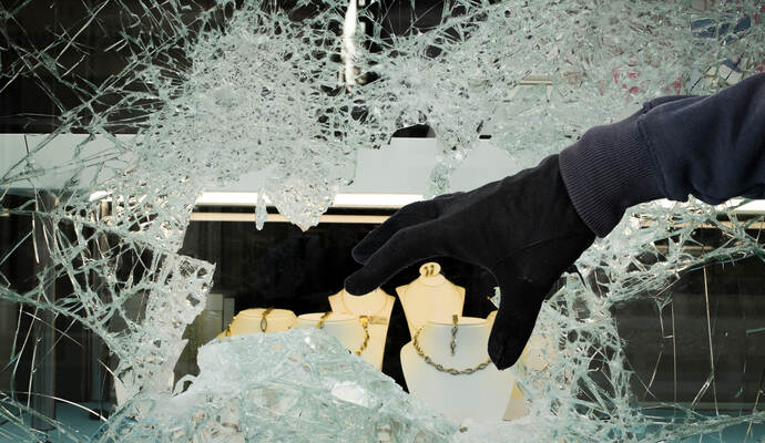 Vier Täter sind in ein Juweliergeschäft in Baden-Württemberg eingebrochen.
