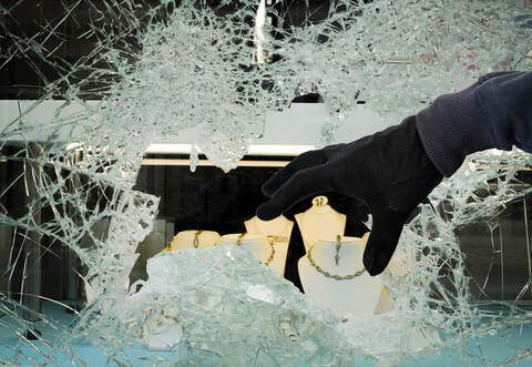 Vier Täter sind in ein Juweliergeschäft in Baden-Württemberg eingebrochen.