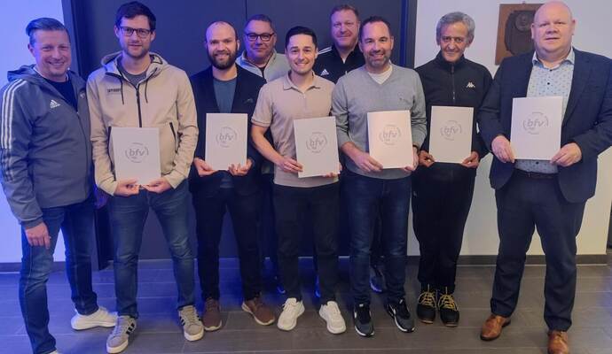 Schiedsrichterobmann Jörg Augenstein (links), Fußballkreis-Vorsitzender Rolf Eberle (Vierter von links) und Vizechef der Pforzheimer Schiedsrichter Sven Lehmann (Sechster von links) ehrten die langjährigen Unparteiischen Vincent Becker, Michael Schild, Philipp Hofheinz, Oliver Österle, Daniel Hügel und Torsten Uhrig (von links).