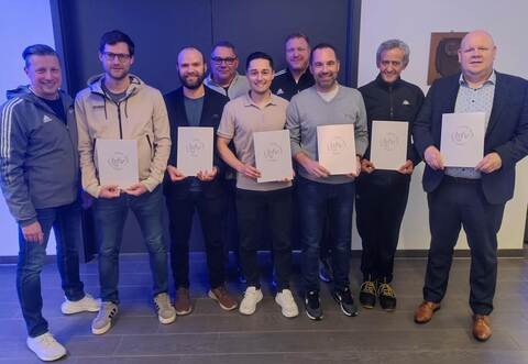 Schiedsrichterobmann Jörg Augenstein (links), Fußballkreis-Vorsitzender Rolf Eberle (Vierter von links) und Vizechef der Pforzheimer Schiedsrichter Sven Lehmann (Sechster von links) ehrten die langjährigen Unparteiischen Vincent Becker, Michael Schild, Philipp Hofheinz, Oliver Österle, Daniel Hügel und Torsten Uhrig (von links).