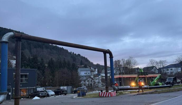Eine provisorische Leitung fürs Abwasser sorgt zwischen Bad Wildbad und Calmbach dieser Tage für Aufsehen.