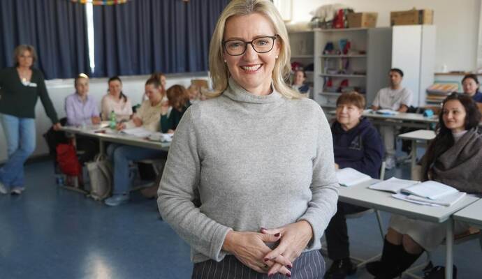 Frauke Janßen ist die Gründerin der Hilfsorganisation „Golden Hearts“. Immer wieder schaut sie in den Sprachkursen vorbei,etwa in der Büchenbronner Waldschule, wo die Teilnehmerinnen große Fortschritte machen.