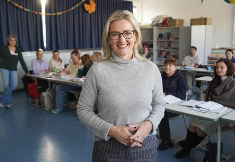 Frauke Janßen ist die Gründerin der Hilfsorganisation „Golden Hearts“. Immer wieder schaut sie in den Sprachkursen vorbei,etwa in der Büchenbronner Waldschule, wo die Teilnehmerinnen große Fortschritte machen.