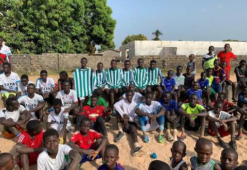 Das Foto aus Gambia zeigt einheimische Fußballspieler mit den gespendeten Trikots. Bilder wie dieses erhält Rolf Geckle regelmäßig zugeschickt.