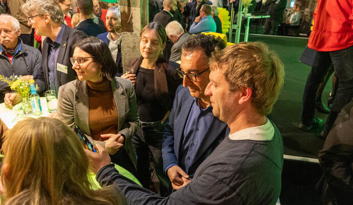 Spitzenkandidat Cem Özdemir (Zweiter von rechts) ist nicht nur ein gefragter Gesprächspartner, sondern auch ein beliebter Selfiepartner.