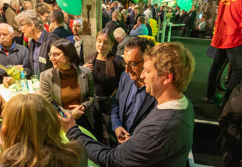 Spitzenkandidat Cem Özdemir (Zweiter von rechts) ist nicht nur ein gefragter Gesprächspartner, sondern auch ein beliebter Selfiepartner.