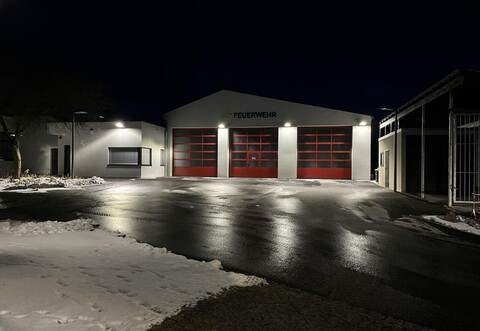 Die Außenbeleuchtung der Hohenwarter Feuerwehr sollte eigentlich nur bei einem Einsatz angehen. Doch wegen eines Defekts leuchtet sie die ganze Nacht durch. Die Anwohner stört das Licht, das in ihre Häuser scheint.