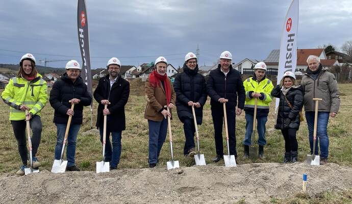 Haben den ersten symbolischen Spatenstich für das Knittlinger Baugebiet „Neumo“ gesetzt: Claudia Richter (von links, Gerst-Ingenieure), Siegfried Gerst, Bürgermeister Alexander Kozel, Bauherr Wolf Ehrenberg, Marc Ehrenberg (beide Geschäftsführer Firma Neumo), Andreas Neff (Geschäftsführer Harsch-Gruppe), Harry Jost (Neumo) sowie die Bürgermeisterstellvertreter Patricia Lopez (AL) und Martin Reinhardt (CDU).
