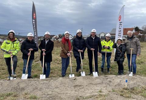 Haben den ersten symbolischen Spatenstich für das Knittlinger Baugebiet „Neumo“ gesetzt: Claudia Richter (von links, Gerst-Ingenieure), Siegfried Gerst, Bürgermeister Alexander Kozel, Bauherr Wolf Ehrenberg, Marc Ehrenberg (beide Geschäftsführer Firma Neumo), Andreas Neff (Geschäftsführer Harsch-Gruppe), Harry Jost (Neumo) sowie die Bürgermeisterstellvertreter Patricia Lopez (AL) und Martin Reinhardt (CDU).