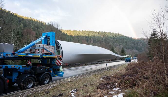 Unfall mit Schwertransporter - B294 gesperrt