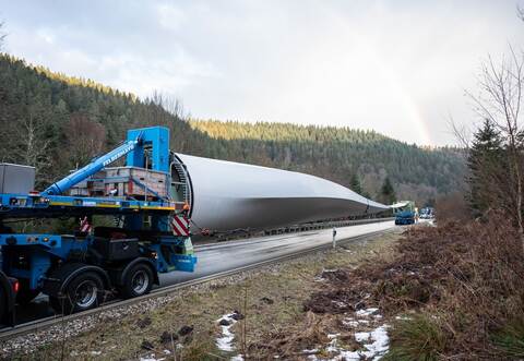 Unfall mit Schwertransporter - B294 gesperrt