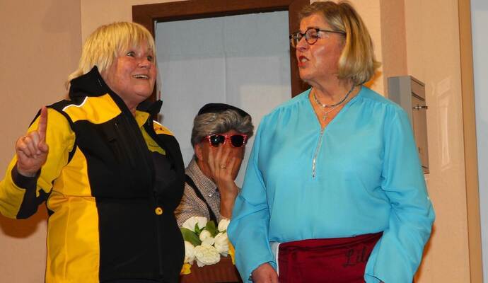 Lebendige Mimik und Gesten unterstreichen den Wortwitz: Der guten Rente zuliebe muss Rudi für die Postlerin den winkenden Opa mimen.