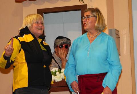 Lebendige Mimik und Gesten unterstreichen den Wortwitz: Der guten Rente zuliebe muss Rudi für die Postlerin den winkenden Opa mimen.