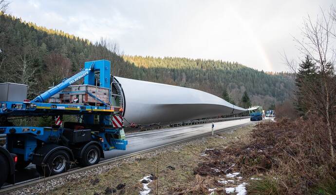 Unfall mit Schwertransporter - B294 gesperrt