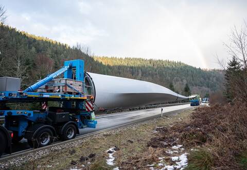 Unfall mit Schwertransporter - B294 gesperrt