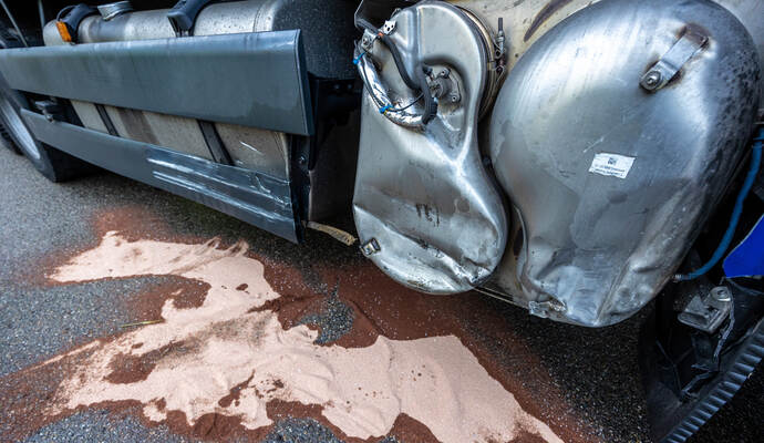 ausgelaufener Diesel Kupferhammer