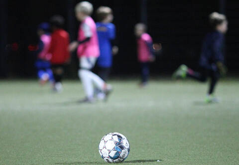 Training einer Junioren-Mannschaft des SC Victoria Hamburg unter Flutlicht auf einem Kunstrasenplatz. Symbolbild/Symbolf