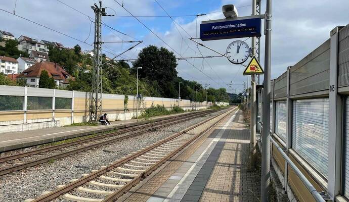 Am Bahnhof Enzberg wird der Bahnsteig in Richtung Pforzheim neu gebaut,verlängert und erhöht. Das bringt für den Nahverkehr vorübergehendEinschränkungen mit sich.