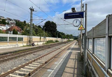 Am Bahnhof Enzberg wird der Bahnsteig in Richtung Pforzheim neu gebaut,verlängert und erhöht. Das bringt für den Nahverkehr vorübergehendEinschränkungen mit sich.