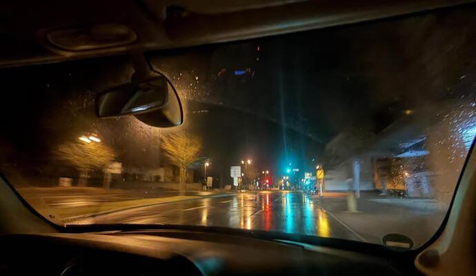 Auf Glätteerkennung auf Mühlackers Straßen mit der Wetterschau des Bauhofs. Um zwei Uhr nachts fährt kaum ein Auto, es ist fast wie leergefegt.