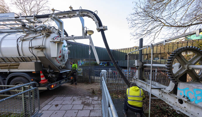 ausgelaufener Diesel Kupferhammer
