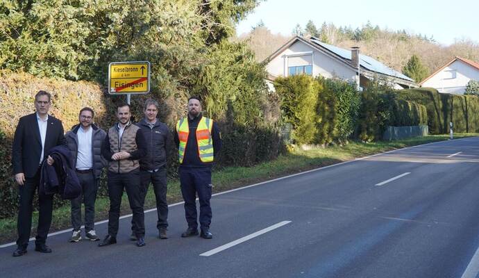 Auch nach dem Ortsschild stehen in Eisingen noch Häuser an der Kreisstraße. Der FDP-Landtagsabgeordnete Erik Schweickert (von links), Hauptamtsleiter Nick Lamprecht, Bürgermeister Sascha-Felipe Hottinger, Ingenieur Frank Rogner undRamon Kurbatfinski vom Ordnungsamt wollen Verbesserungen für die Anwohner.