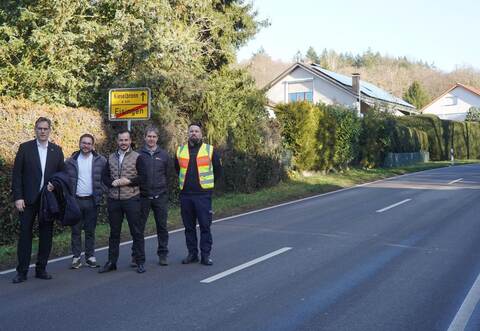 Auch nach dem Ortsschild stehen in Eisingen noch Häuser an der Kreisstraße. Der FDP-Landtagsabgeordnete Erik Schweickert (von links), Hauptamtsleiter Nick Lamprecht, Bürgermeister Sascha-Felipe Hottinger, Ingenieur Frank Rogner undRamon Kurbatfinski vom Ordnungsamt wollen Verbesserungen für die Anwohner.
