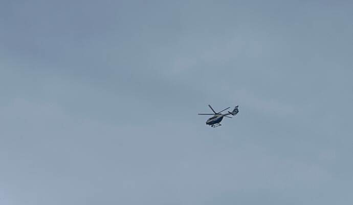 Eine vermisste Person wird in Büchenbronn mit Hilfe des Polizeihubschraubers gesucht.